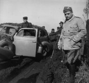 2_Il generale Giovanni Messe con un gruppo di soldati su una strada fangosa in Russia.jpg