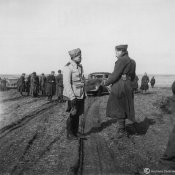3_Il generale Giovanni Messe a colloquio con un altro ufficiale in Russia nell'autunno 1941.jpg