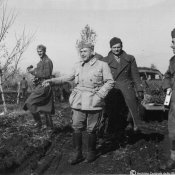 4_Il generale Giovanni Messe con un gruppo di soldati su una strada fangosa in Russia.jpg
