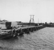 7_Passaggio di camion militari su un ponte di barche in Russia nell'autunno 1941.jpg