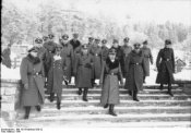Bundesarchiv_Bild_101III-Moebius-030-22_Norwegen_Besuch_Heinrich_Himmler-595x415.jpg