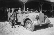 Afrika_korps_Tunis_1942_mittlerer_Einheits_PKW_Horch_901.jpg