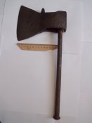 Топор зик 1950(5)? Рукоять - палец с танковой гусеницы.