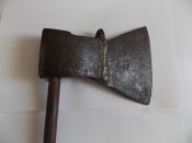 Топор зик 1950(5)? Рукоять - палец с танковой гусеницы.