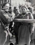 Висмар, 5 мая 1945 года. Наши солдаты и офицеры, и канадский парашутист.jpg