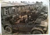 Foto_Flugzeug_Lager_Robinson_Stahlhelm_Auto.jpg