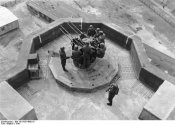 Bundesarchiv_Bild_101I-635-4000-18,_Deutschland,_Flakturm_mit_Vierlingsflak.jpg