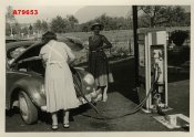 ca. 50er J. FRAU an der TANKSTELLE.JPG