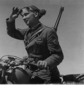 5_Militare in motocicletta nel deserto libico nella primavera 1942.jpg