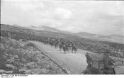 Bundesarchiv_B_145_Bild-F016230-0009A%2C_Bersaglieri_in_Jugoslawien.jpg