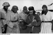 Bundesarchiv_Bild_101I-004-3648-16%2C_Russland%2C_Cholm%2C_%C3%A4ltere_Mann_und_Soldaten.jpg