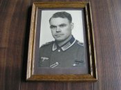 Фотография в рамке Фельдфебеля Панцерягер Вермахта .  Железный Крест 2 кл. и Медаль Судеты + Прага