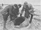 Группа_красноармейцев_осматривает_бронеколпак_на_финском_доте_–_«Фотогазета_№23-24,_1940_г.».jpg