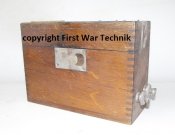 Batteriekasten alter Art mit spezial Stecker für den Artillerielautsprecher.JPG