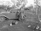 1_Ufficiale della colonna Starace ripreso in piedi accanto Etiopia 04-1936.jpg