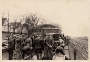 10_Wehrmacht schwerer LKW Lastwagen wird verladen 1944 Flecktarn Marke.jpg