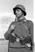 Bundesarchiv_Bild_101I-395-1513-06,_Russland,_Luftwaffensoldat.jpg