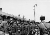 1_Truppa alla stazione Budapest nell'estate 1941.jpg