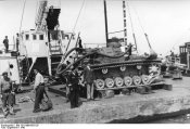 Bundesarchiv_Bild_101II-MW-5675-29,_Unternehmen_Seelöwe_,_umgebauer_Pz._Kpfw._III.jpg