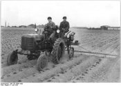 Bundesarchiv_Bild_183-19867-0003,_MTS_Wolkenitz,_Kartoffelkäferbekämpfung.jpg