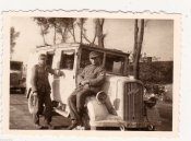 Foto_Soldaten_vor_Auto_Oldtimer_2_WK.jpg