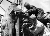 repair engine B-17 Poltava 06-1944.jpeg