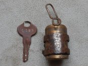 Ключ замка зажигания полуторка, и большой конденсатор.