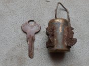 Ключ замка зажигания полуторка, и большой конденсатор.