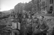 Отдых советских зенитчиков-гвардейцев во взятом Берлине.jpeg
