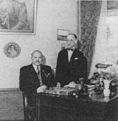 Vasilij Biskupskij (sitzend)..jpg