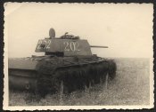 Подбитый КВ с мёртвым танкистом на башне. Фото, предположительно, из  альбома бывшего военнослуж.jpg