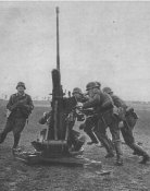 Расчет готовит 20-мм немецкую зенитную пушку FlaK 30 к открытию огня.jpeg