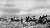Враг старался воспрепятствовать форсированию Днепра. Немецкие самоходные орудия на правом берегу.jpg