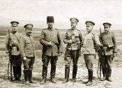 Български офицери с офицер от съюзната османска армия, 1916 г..jpg