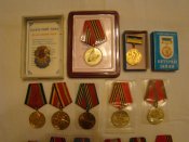 17 юбилейных медалей и 13 документов, без повторов.
