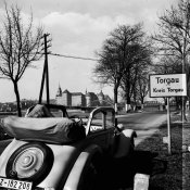 Automobil vor Ortsschild Torgau - um 1940.jpg