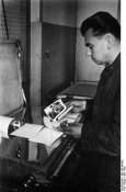 Bundesarchiv_Bild_183-B19407%2C_Griechenland%2C_Entwicklung_von_PK-Bildern.jpg