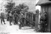 Bundesarchiv_Bild_101I-695-0407-26,_Warschauer_Aufstand,_Infanteristen.jpg