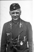 Bundesarchiv_Bild_101I-186-0194-07A,_Russland,_Panzersoldat.jpg