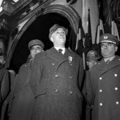Il gen. Luigi Reverberi riceve la Medaglia d’Oro al Valor Militare per le operazioni sul fronte .jpg