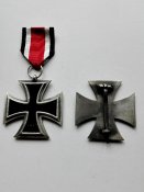 Два железных креста.