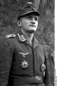 399px-Bundesarchiv_Bild_101I-574-1794-32,_Oberfeldwebel_Erich_Hellmann.jpg