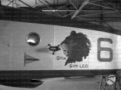 2_Fiancata di un aereo con motto Quia sum leo e silhouette di testa leonina 10_1935.jpg