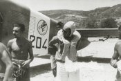 7_Militari davanti ad un aereo al campo di aviazione di Gadurrà (Rodi) nell'estate 1941.jpg