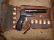Сигнальный пистолет СПШ-44 в комплекте.