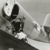 2_Militare sale su un aereo in partenza per l'occupazione di Corfù nella primavera 1941.jpg