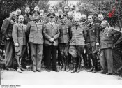 Bundesarchiv_Bild_183-R99057,__Wolfsschanze_,_Adolf_Hitler_mit_Stab.jpg