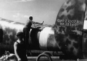 Verniciatura di un aereo in un nostro aeroporto nell'estate 1941_.jpg