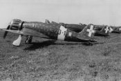 4_Aerei al campo di aviazione di Lecce nella primavera 1941.jpg