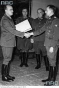Губернатор Польши Ганс Франк вручает Крюгеру бумаги на чин начальника полиции Польши.Апрель 1941.jpg